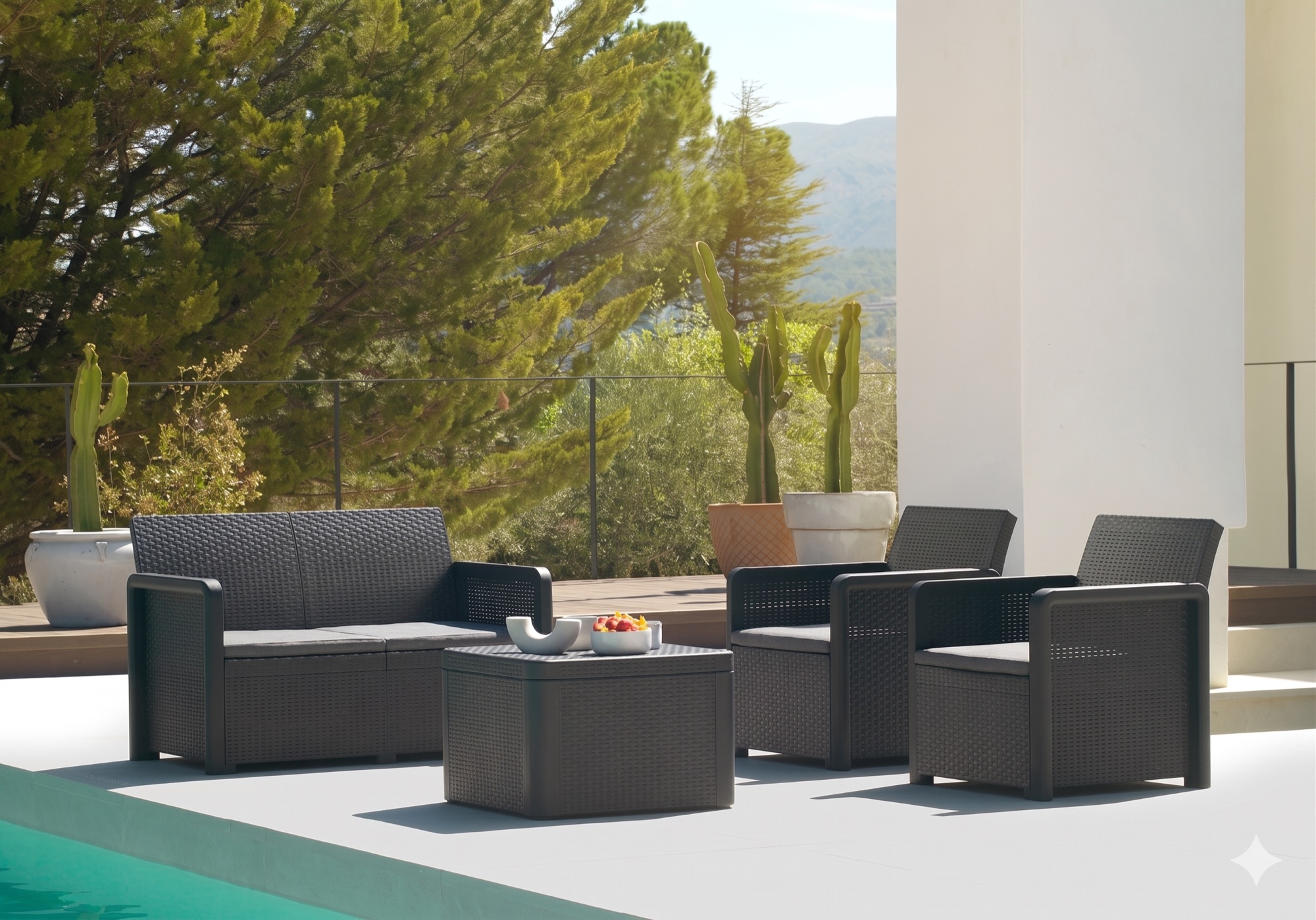 Set de jardín SHAF junto a una piscina, con sofá, sillones y mesa de centro en color antracita
